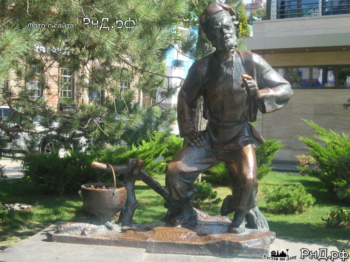 Скульптура Дед Щукарь на набережной